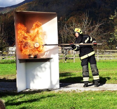 Prikaz gašenja maščob na štedilniku
